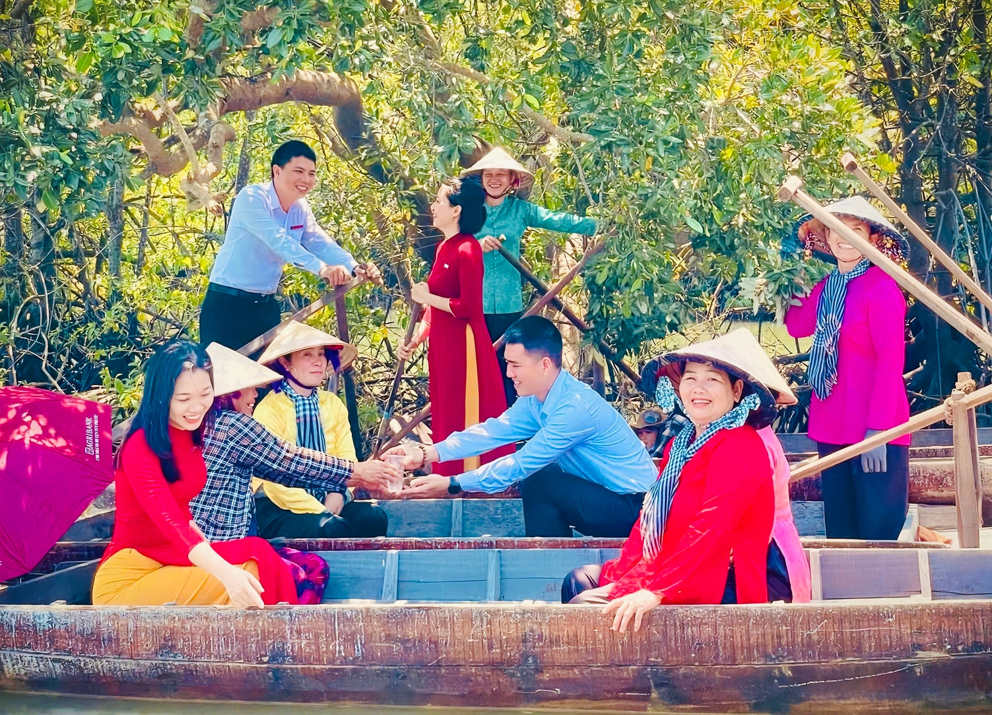 Các cộng tác viên của HTX Cồn Chim Xanh chèo xuồng đưa du khách len lỏi qua rừng ngập mặn. Ảnh: ĐVCC 9.jpg