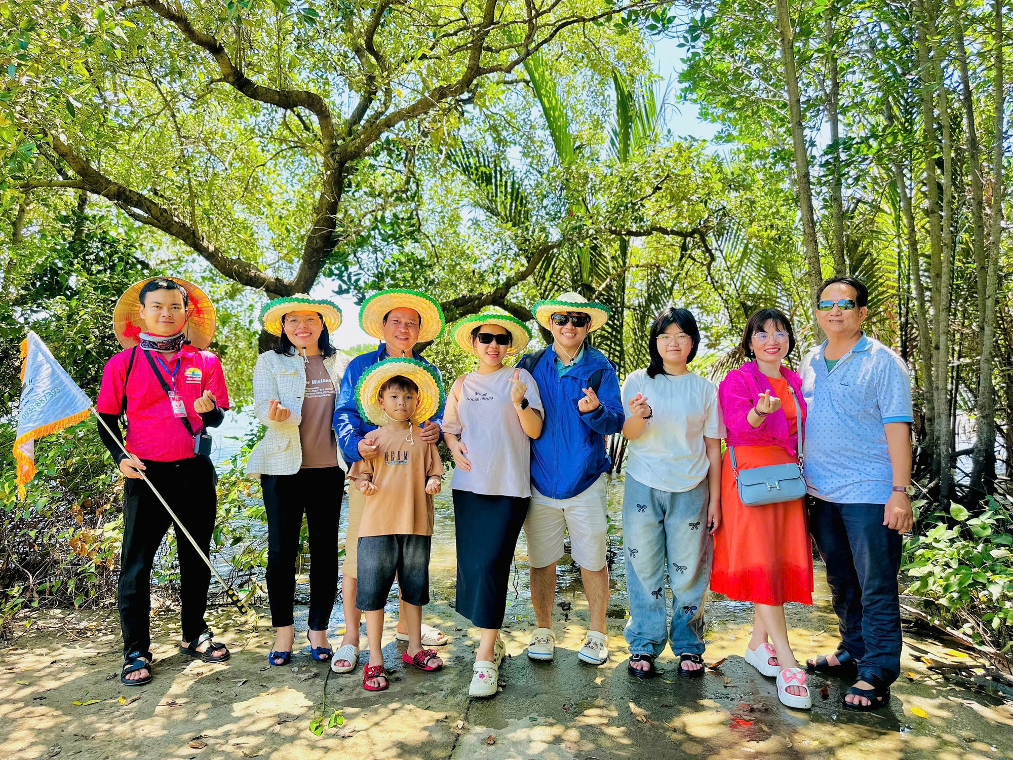 Anh Đặng Duy Phương (bìa trái) là hướng dẫn viên cho hành trình trải nghiệm thú vị tại Cồn Chim. Ảnh: NVCC 5.jpg
