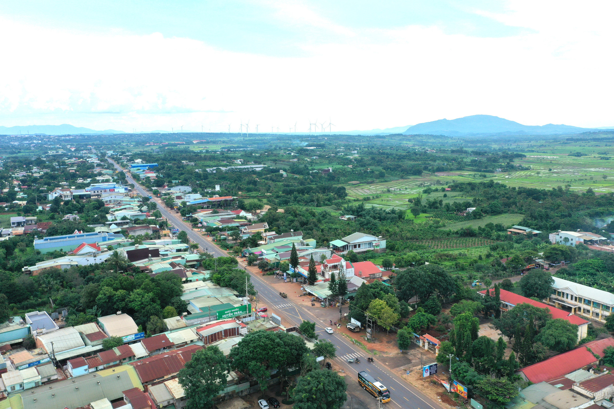 Xã Ia Hrú đã huy động cả hệ thống chính trị vào cuộc chung tay xóa nhà tạm, nhà dột nát cho người dân. Ảnh: Quang Tấn xa-ia-hru-xoa-nha-tam.jpg