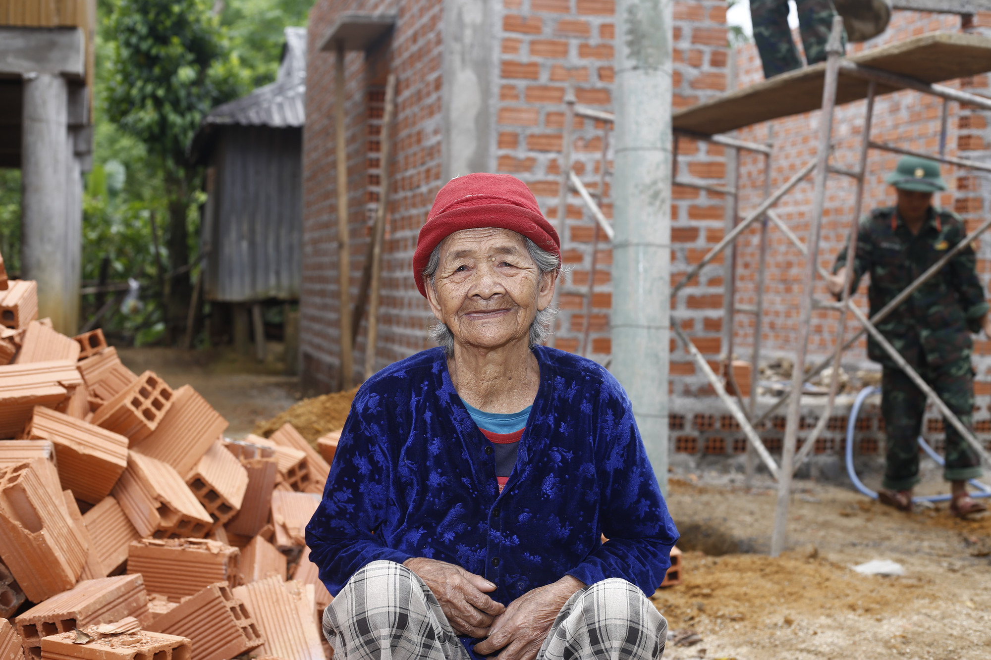 Niềm vui của cụ bà Đinh Thị Lơn (80 tuổi, ở làng Chồm, xã Canh Liên) khi được bộ đội hỗ trợ xây dựng nhà. Ảnh: Hồng Phúc ky-4-a8.jpg