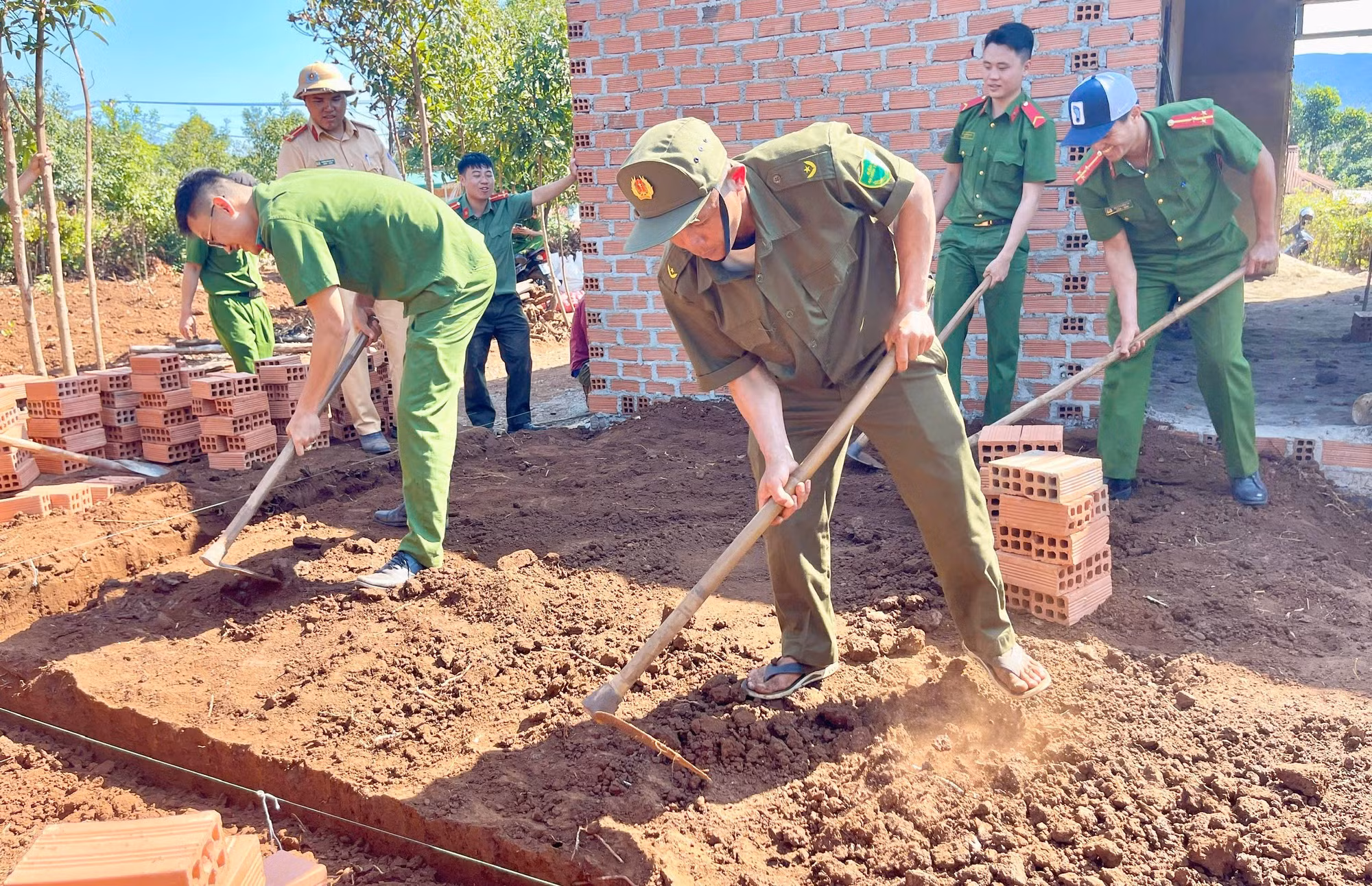 luc-luong-cong-an-tinh-gia-lai-tham-gia-ho-tro-ngay-cong-giup-giam-chi-phi-dau-tu-cho-cac-ho-ngheo-tren-dia-ban-qt.jpg