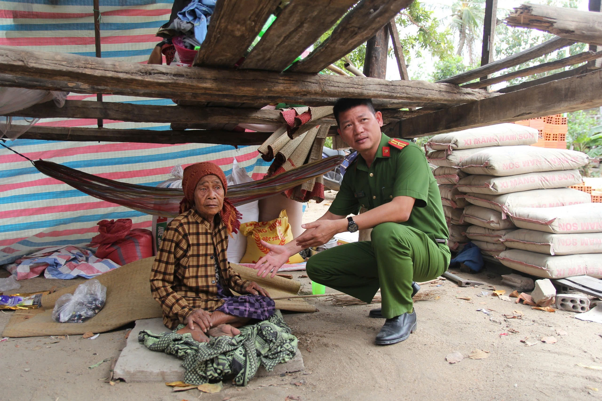 Bà Kpă H’Quế cùng các cháu sống tạm bợ dưới gầm nhà sàn. Ảnh: Quang Tấn ba-kpa-hque-phai-cung-con-chau-song-tam-duoi-can-nha-san-sap-xe-qt.jpg