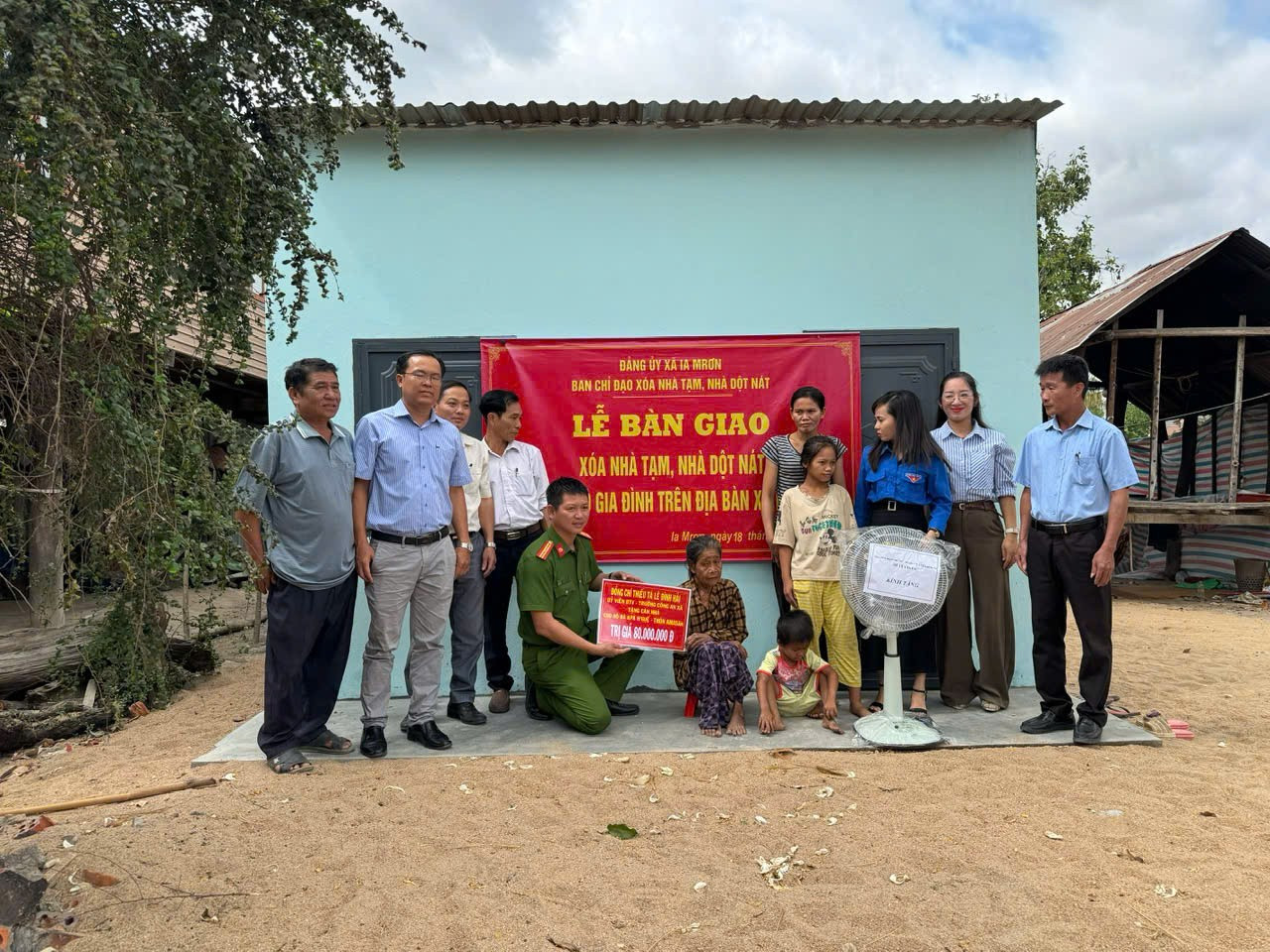 Trung tá Lê Đình Hải trích tiền túi xây dựng căn nhà cho bà Kpă H’Quế. Ảnh: Quang Tấn can-nha-cua-ba-kpa-hque-duoc-trung-ta-hai-bo-tien-tui-ra-xay-dung-khang-trang-qt.jpg