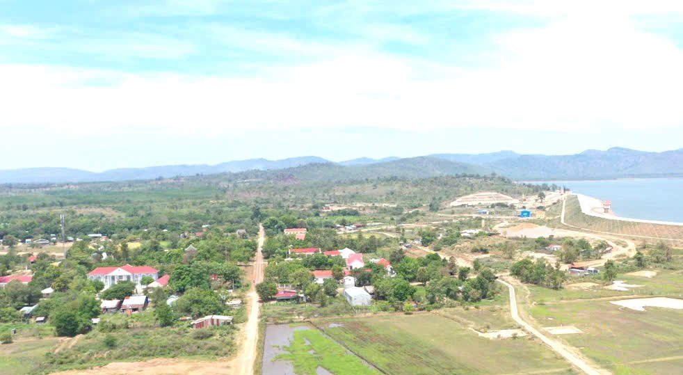 Được địa phương kịp thời hỗ trợ đất ở hợp pháp, nhiều hộ nghèo, cận nghèo ở xã Ia Mơ đủ điều kiện tham gia chương trình xóa nhà tạm. Ảnh: Quang Tấn chinh-quyen-xa-ia-mo-cung-kip-thoi-giai-quyet-cac-thu-tuc-cap-giay-chung-nhan-quyen-su-dung-dat-cho-cac-ho-dan.jpg