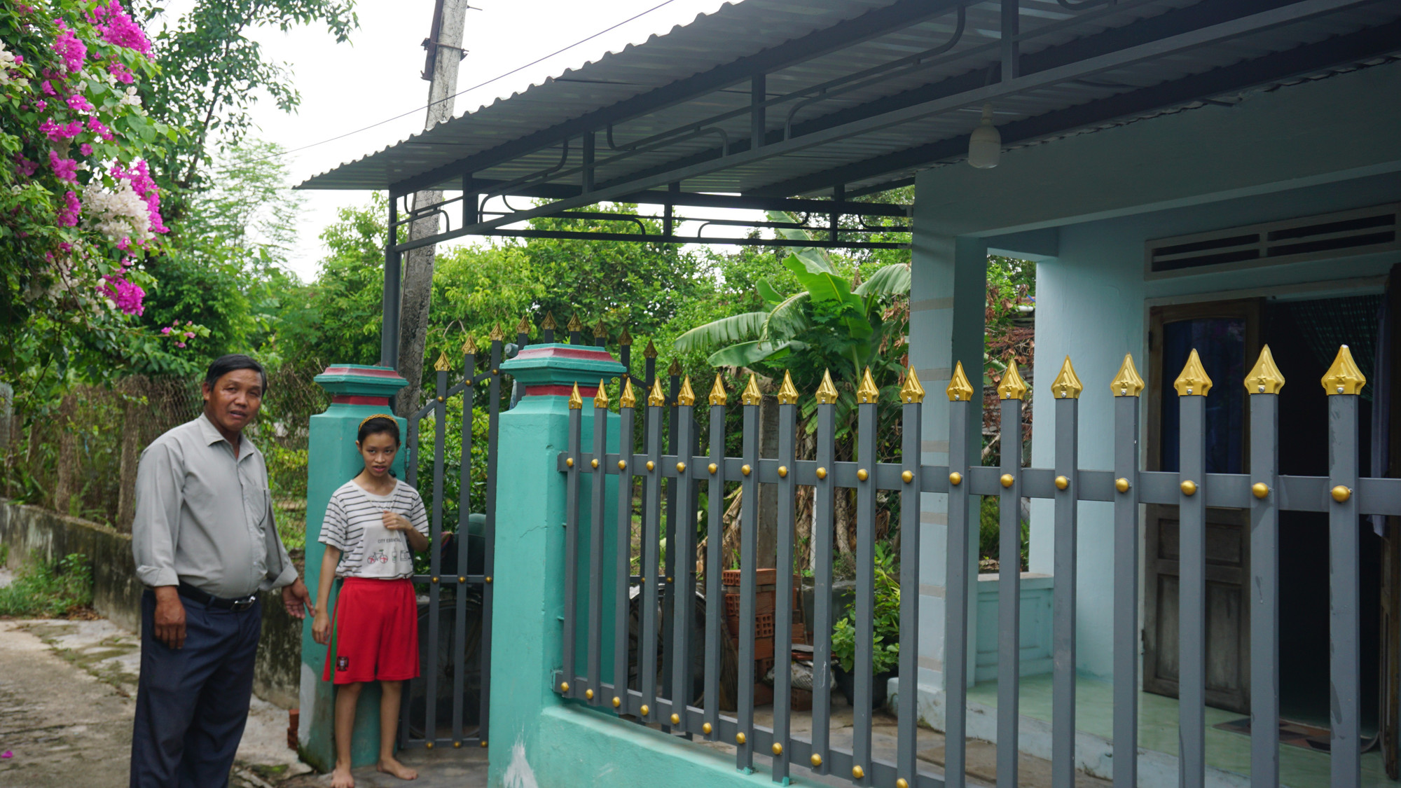 Ngôi nhà của ông Châu được ông Quý đứng ra xây dựng khang trang, đầy đủ tường rào, cổng ngõ. Ảnh: Thảo Khuy ong-chau-xoa-nha-tam-ky-5.jpg