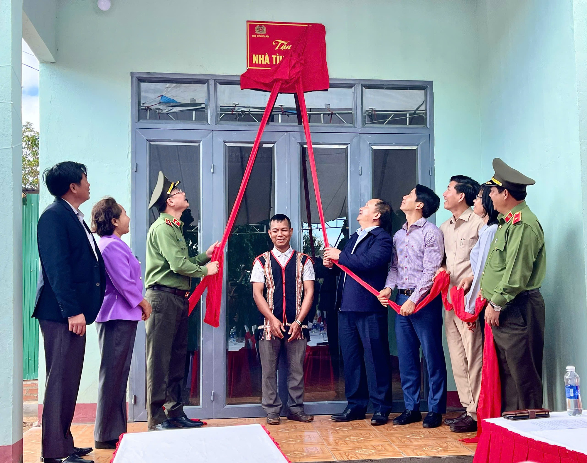 Bộ Công an phối hợp với chính quyền địa phương bàn giao nhà cho gia đình ông Đinh Hyôn (làng Hrak, xã Mang Yang). Ảnh: Quang Tấn bo-cong-an-phoi-hop-voi-chinh-quyen-dia-phuong-ban-giao-nha-cho-gia-dinh-ong-dinh-hyon-lang-hrak-xa-mang-yang-qt.jpg