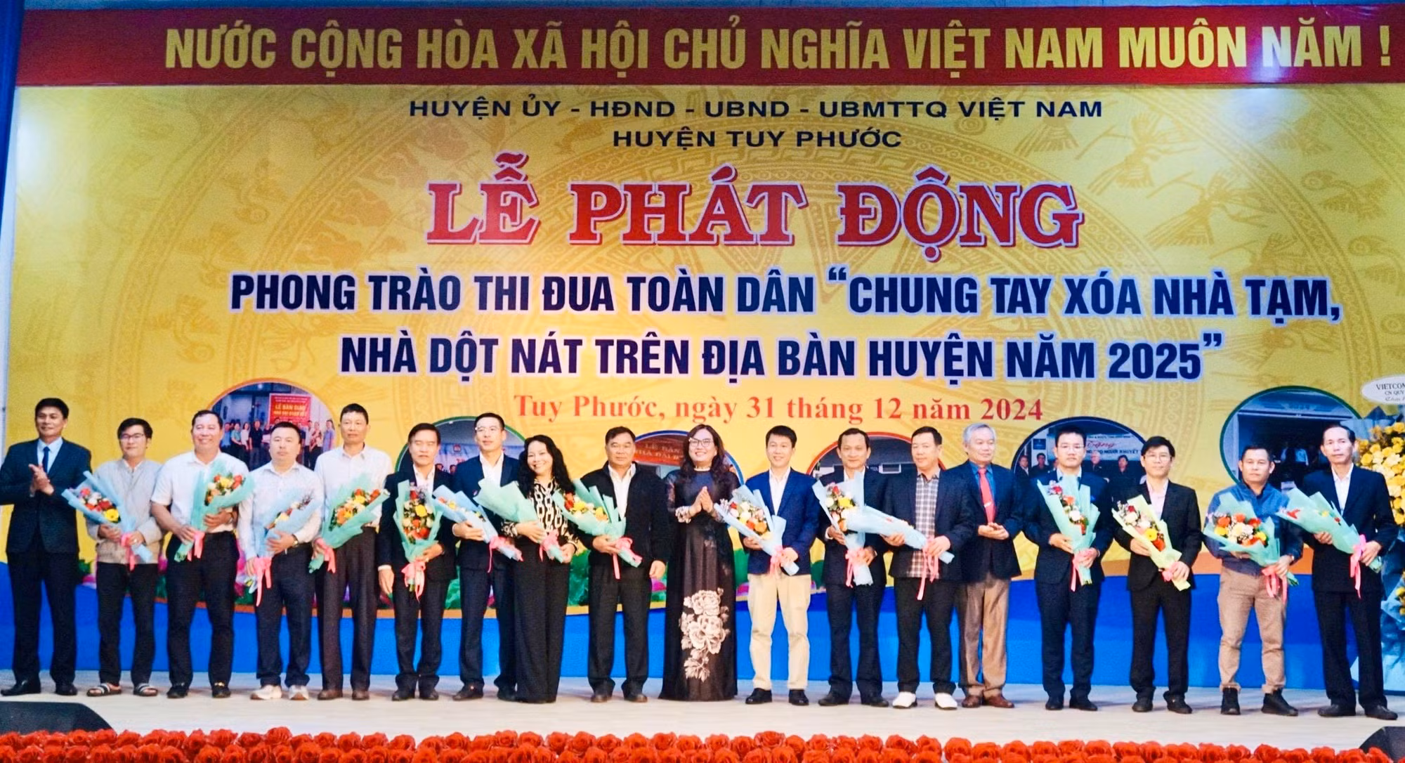 Lãnh đạo huyện Tuy Phước (cũ) tặng hoa tri ân các doanh nghiệp tích cực ủng hộ công tác xóa nhà tạm của địa phương. Ảnh: Thảo Khuy