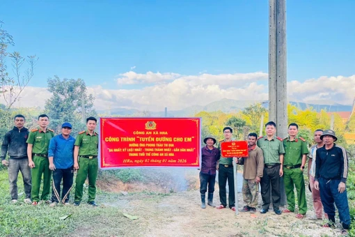 Công an xã Hra thực hiện công trình “Tuyến đường cho em” tại làng Kon Hoa và Kon Chrah
