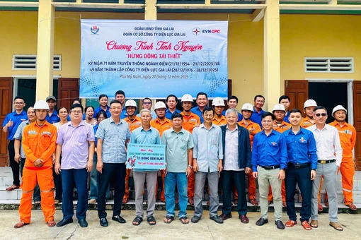 Tặng công trình “Thắp sáng đường quê” cho người dân thôn Vạn Thái