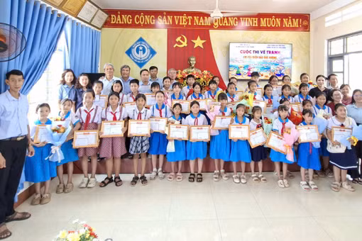 gia-lai-hoc-sinh-ve-tranh-bien-dao