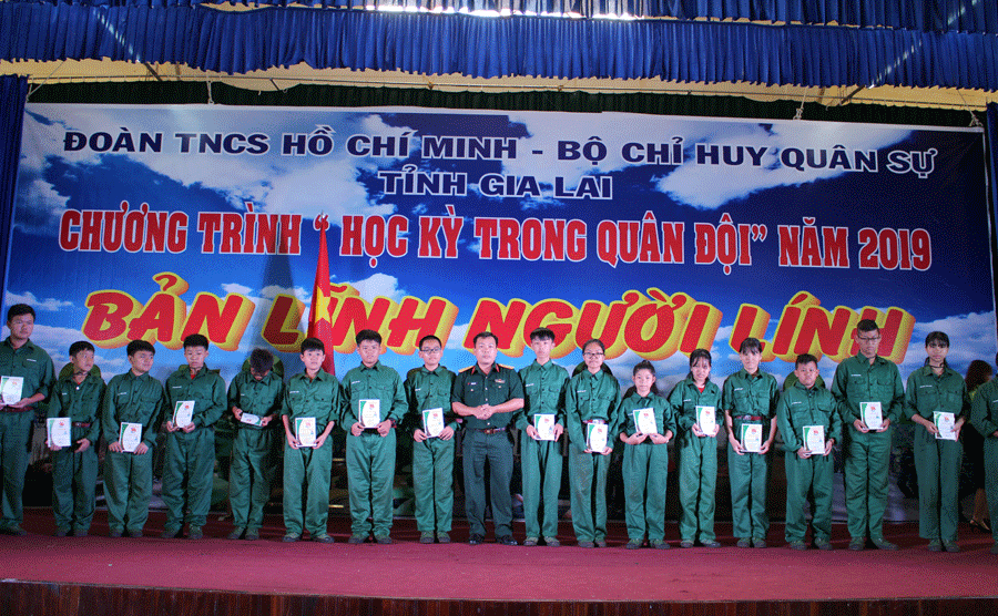 Trao giấy chứng nhận cho các học viên. Ảnh: P.L Trao giấy chứng nhận cho các học viên. Ảnh: P.L