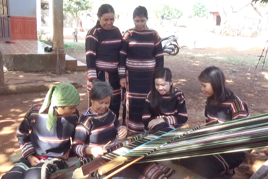  Câu lạc bộ Dệt thổ cẩm tại xã Ia Dom luôn tạo ra những sản phẩm đẹp, thu hút du khách. Ảnh: N.T