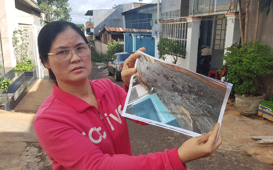 Bà Nguyễn Thị Hương bức xúc chỉ cho P.V thấy cảnh nước thải sau mưa mà bà đã chụp lại. Ảnh: L.V.N Bà Nguyễn Thị Hương bức xúc chỉ cho P.V thấy cảnh nước thải sau mưa mà bà đã chụp lại. Ảnh: L.V.N