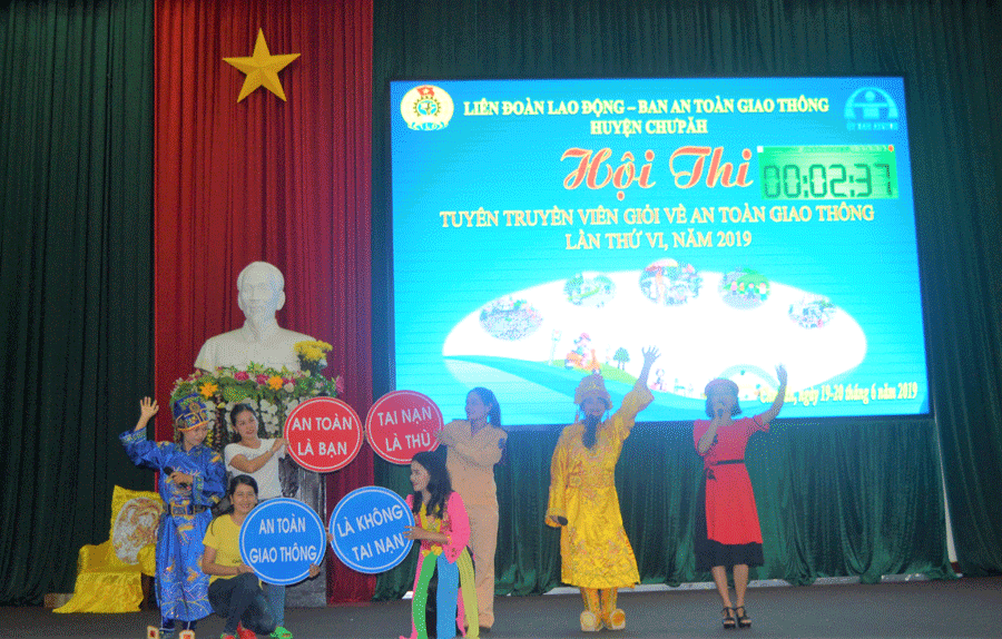 Công đoàn Trường Tiểu học thị trấn Phú Hòa tham gia phần thi tiểu phẩm. Ảnh: Đ.Y Công đoàn Trường Tiểu học thị trấn Phú Hòa tham gia phần thi tiểu phẩm. Ảnh: Đ.Y