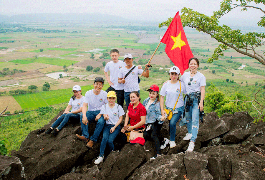 Các bạn trẻ huyện Ia Pa trong hành trình chinh phục đỉnh Chư Mố lần I-năm 2018. Ảnh: C.H
