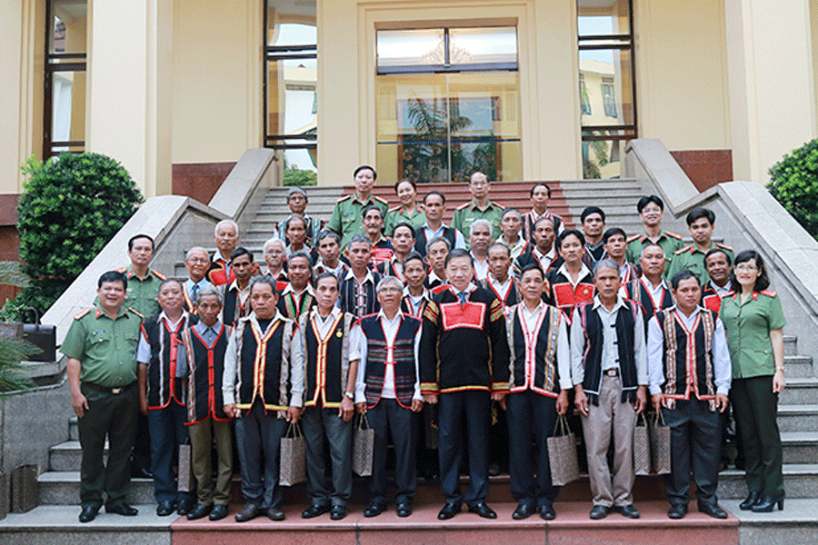  Bộ trưởng Bộ Công an Tô Lâm (hàng trước, thứ 5 từ phải sang) chụp ảnh lưu niệm với người uy tín tiêu biểu tỉnh Gia Lai. Ảnh: Thúy Trinh