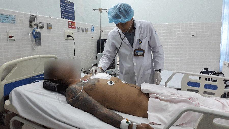 Bác sĩ đang chăm sóc và điều trị cho bệnh nhân  Bác sĩ đang chăm sóc và điều trị cho bệnh nhân