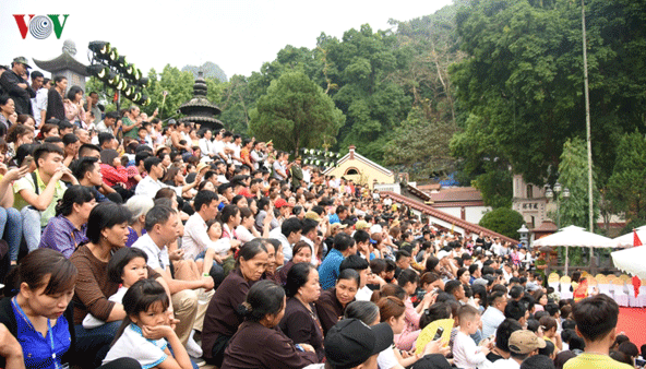 Các khu du lịch tâm linh đều đông nghẹt người trong những ngày đầu xuân năm mới. Các khu du lịch tâm linh đều đông nghẹt người trong những ngày đầu xuân năm mới.