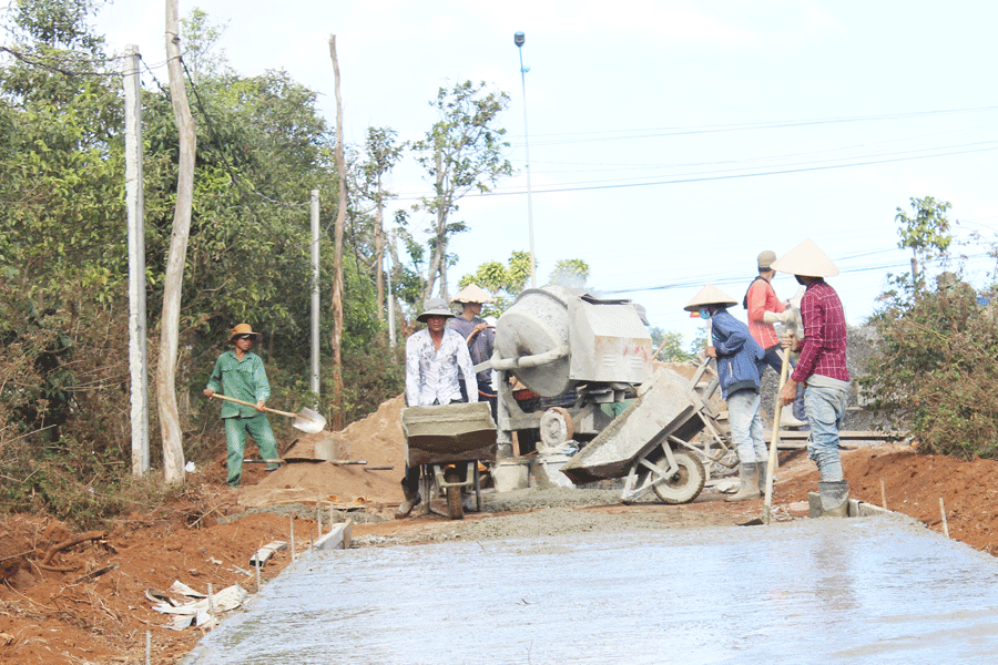 Người dân xã Chư Hdrông (TP. Pleiku) tham gia làm đường giao thông nông thôn.