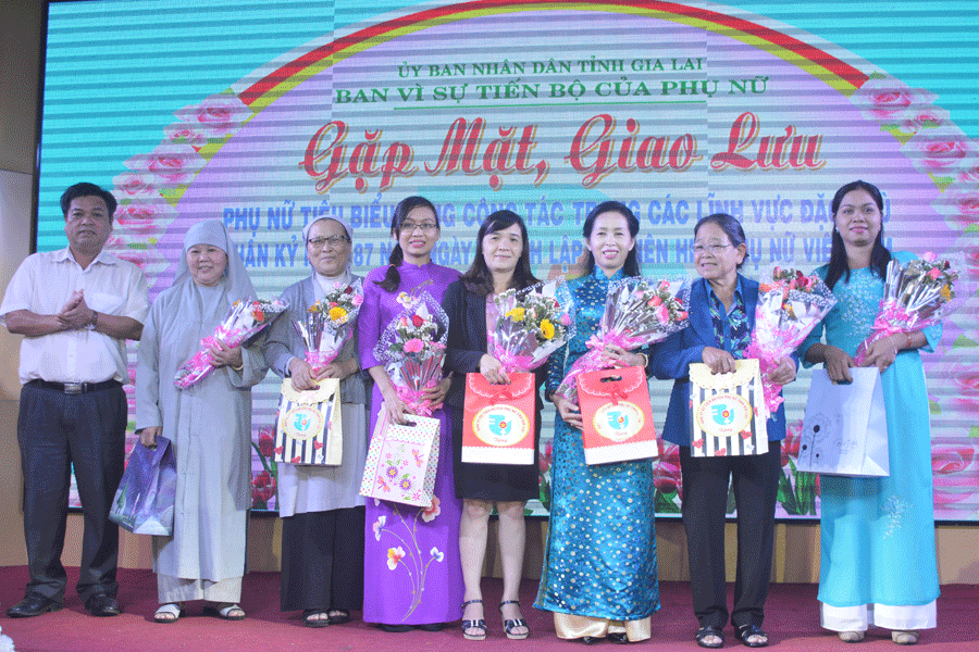  Đồng chí Kpă Thuyên-Phó Chủ tịch UBND tỉnh, Trưởng ban VSTBPN tỉnh tặng hoa cho đại biểu tham dự buổi gặp mặt, giao lưu với phụ nữ làm việc ở lĩnh vực đặc thù. Ảnh: K.N.B