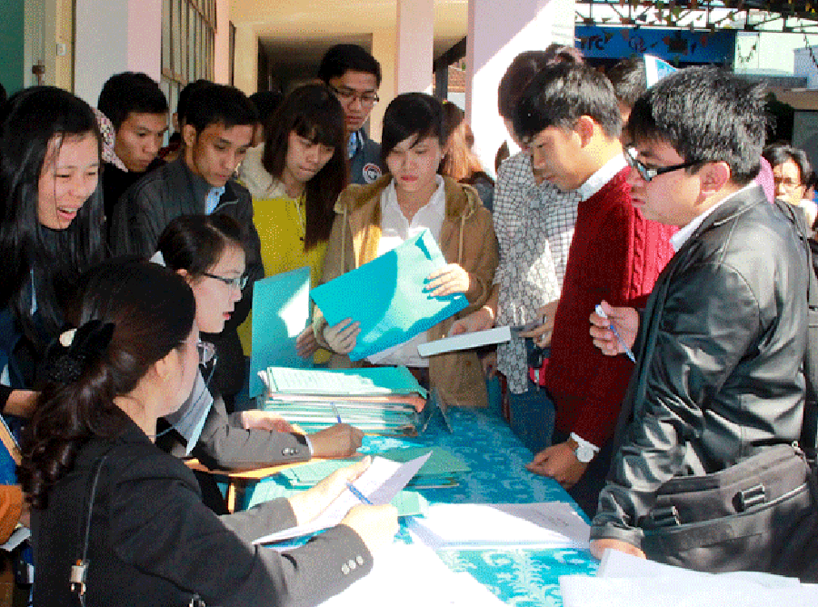  Thanh niên tìm việc làm tại Sàn giao dịch việc làm tỉnh Gia Lai. Ảnh: Đ.Y