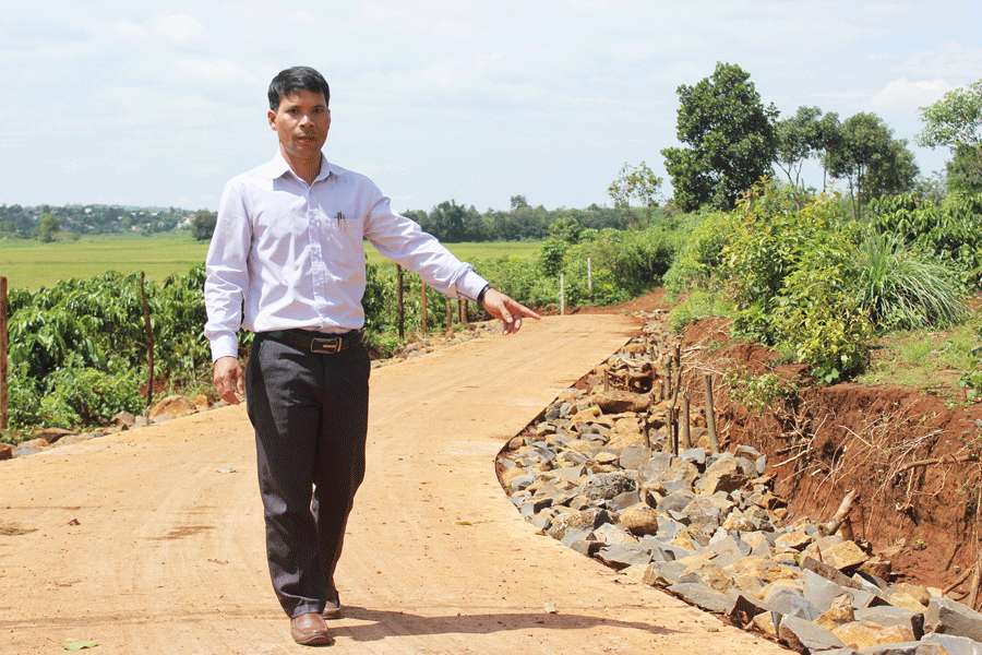 Đường nội đồng ra khu sản xuất làng Rai (xã Hà Bầu, huyện Đak Đoa, Gia Lai). Ảnh: N.D