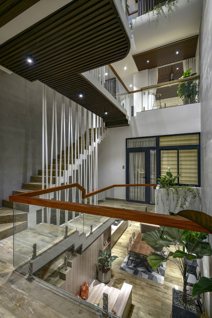 Giải pháp đầu tiên là tạo một không gian thông tầng ở chính giữa nhà, khoảng 11 m2. Cộng thêm diện tích dành cho cầu thang, cả không gian giao thoa là hơn 20 m2, chiếm gần 1/4 diện tích đất xây nhà. Giải pháp đầu tiên là tạo một không gian thông tầng ở chính giữa nhà, khoảng 11 m2. Cộng thêm diện tích dành cho cầu thang, cả không gian giao thoa là hơn 20 m2, chiếm gần 1/4 diện tích đất xây nhà.