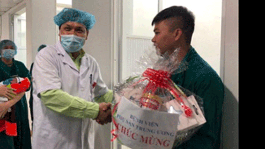 PGS Trần Danh Cường chúc mừng bố của bé Phương Mai