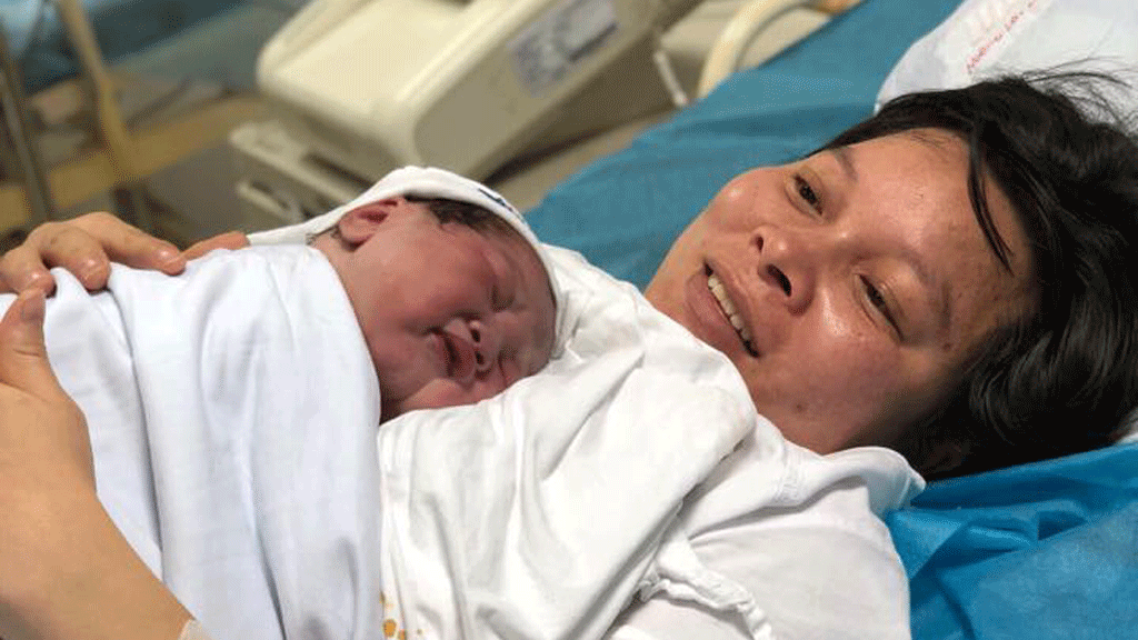  Bé gái Nguyễn Bảo Ngân được ấp da kề da trong vòng tay mẹ 