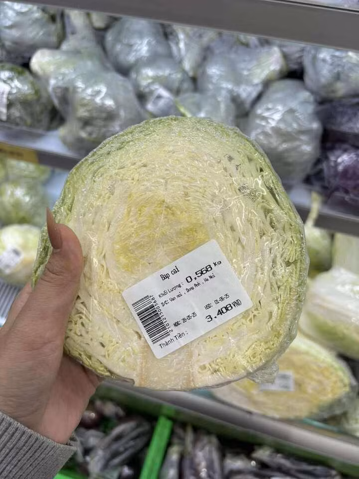 Một bữa rau muống chỉ với giá 1.200 đồng, nửa bắp cải có giá 3.400 đồng.