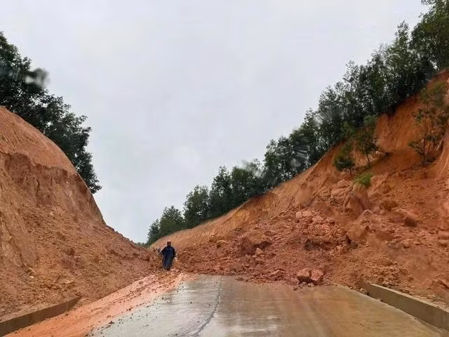 Tuyến đường từ thôn 4, xã An Hưng (H.An Lão) đi La Vuông (TX.Hoài Sơn, Bình Định) bị sạt lở nghiêm trọng