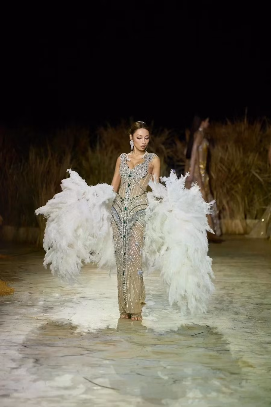 Thí sinh Ngô Bảo Ngọc diện một thiết kế lộng lẫy khi xuất hiện trên sân khấu của Vietnam Beauty Fashion Fest. Cô được đánh giá là một trong những ứng cử viên tiềm năng cho chiếc vương miện Hoa hậu Hòa bình Việt Nam năm nay