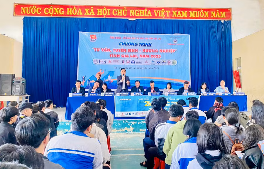 cac-chuong-trinh-tu-van-tuyen-sinh-cua-phan-hieu-gop-phan-quan-trong-trong-viec-dinh-huong-hoc-sinh-lua-chon-nganh-nghe-truong-hoc-phu-hop-anh-td.jpg