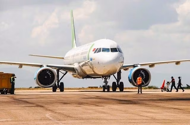 Máy bay đón trả khách tại sân bay Phù Cát