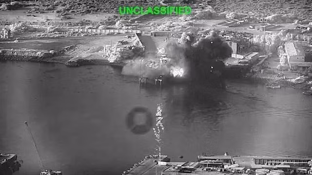 Hình ảnh do CENTCOM công bố cho thấy vụ nổ tại căn cứ hải quân Bandar Abbas (Iran) sau khi trúng đòn tấn công của 3 xuồng không người lái cảm tử của Mỹ hôm 12.7