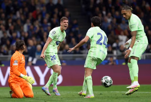 Dani Olmo phấn khích sau khi ghi bàn gỡ hòa 2-2 cho Barcelona