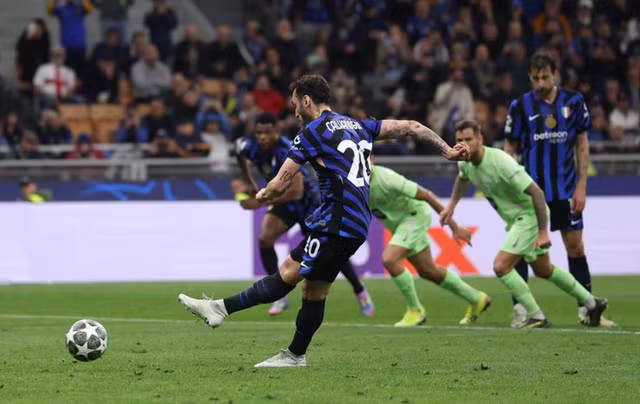 Hakan Calhanoglu nhân đôi cách biệt trên chấm đá phạt 11m
