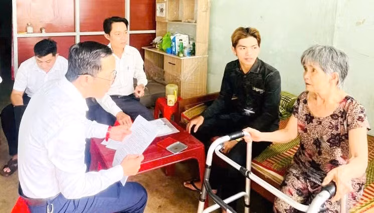 chinh-quyen-co-so-chu-dong-dua-thu-tuc-hanh-chinh-den-nguoi-dan.jpg