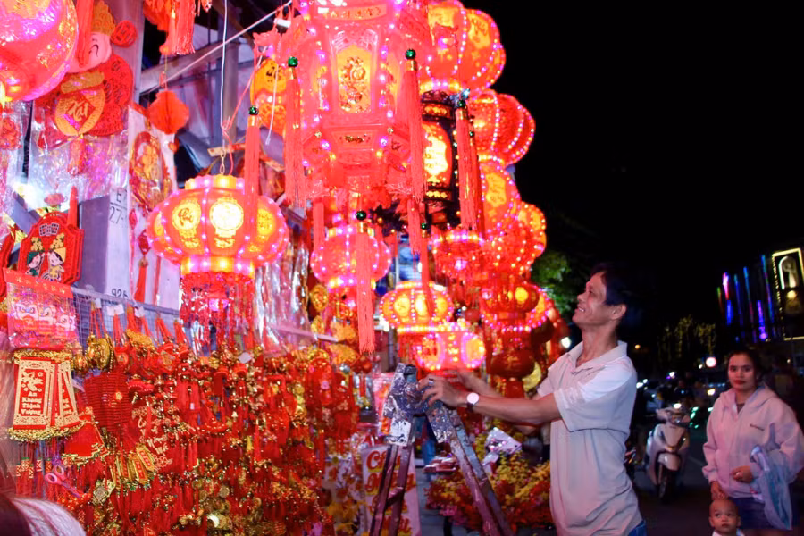 Những người bán hàng treo thêm đèn lồng để gian hàng của mình thêm đa dạng giúp người dân có nhiều lựa chọn.