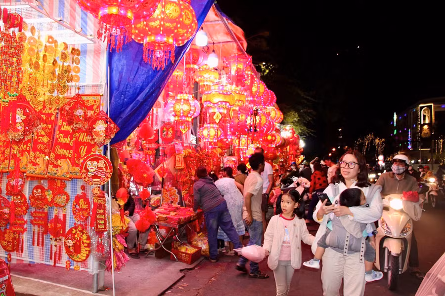 Từ rằm tháng Chạp, con phố nhỏ ngay trước Trường THCS Thái Nguyên (TP Nha Trang) lại được bày bán rất nhiều đèn lồng. Người dân phố biển và du khách yêu mến gọi nơi này là “phố đèn lồng”.