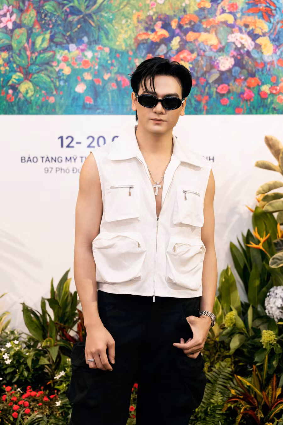 Lê Xuân Tiền chọn phong cách cá tính đến dự sự kiện. Ảnh: Kiếng cận team