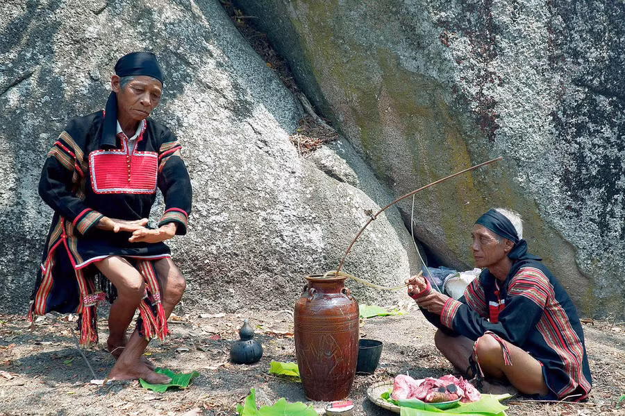 cac-phu-ta-vua-lua-thuc-hien-nghi-le-cung-cau-mua-tren-dinh-nui-than-chu-tao-yang-anh-duc-thuy.jpg