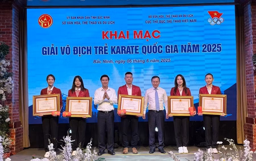 Các tuyển thủ karate Việt Nam được khen tặng Huân chương Lao động hạng Nhì. Ảnh: MINH MINH