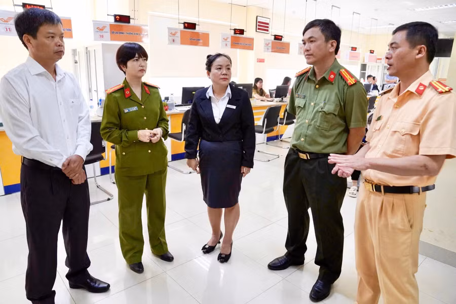 pho-chu-tich-ubnd-tinh-nguyen-huu-que-kiem-tra-cong-tac-cap-doi-giay-phep-lai-xe-tai-trung-tam-hanh-chinh-cong-cua-tinh-trong-ngay-dau-chuyen-giao-cong-an-tinh-thuc-hien.jpg