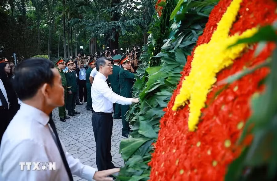 Thủ tướng Chính phủ Lê Minh Hưng dâng hoa, dâng hương tại Tượng đài Cố Tổng Bí thư Trần Phú và Bia tưởng niệm các Anh hùng liệt sĩ tại Công viên Lê Thị Riêng. (Ảnh: Dương Giang/TTXVN)