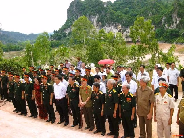 Cựu chiến binh Sư đoàn 337 trước nhà bia chiến thắng Sư đoàn 337, trên đỉnh đồi Pá Pách (H.Cao Lộc, Lạng Sơn), xây dựng mới năm 2012