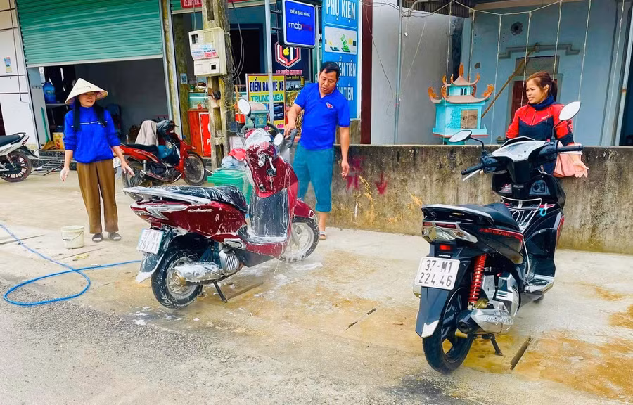 Các đoàn viên thanh niên cẩn thận rửa xe cho khách.