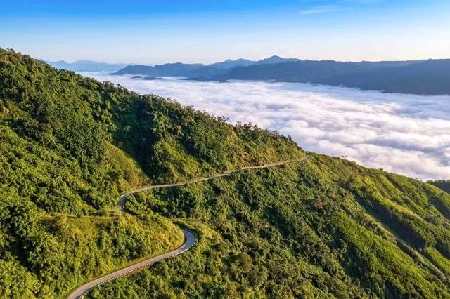 Đèo Vi Ô Lắc trên QL24, nối Quảng Ngãi với Kon Tum. Cao tốc Quảng Ngãi - Kon Tum khi hoàn thành sẽ kết nối du lịch “biển - rừng”