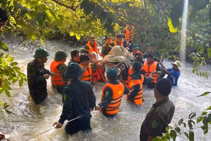 Lực lượng chức năng đưa thi thể anh L. lên bờ.