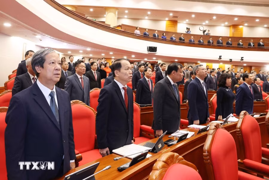 Các đại biểu thực hiện nghi lễ chào cờ. Ảnh: Thống Nhất/TTXVN